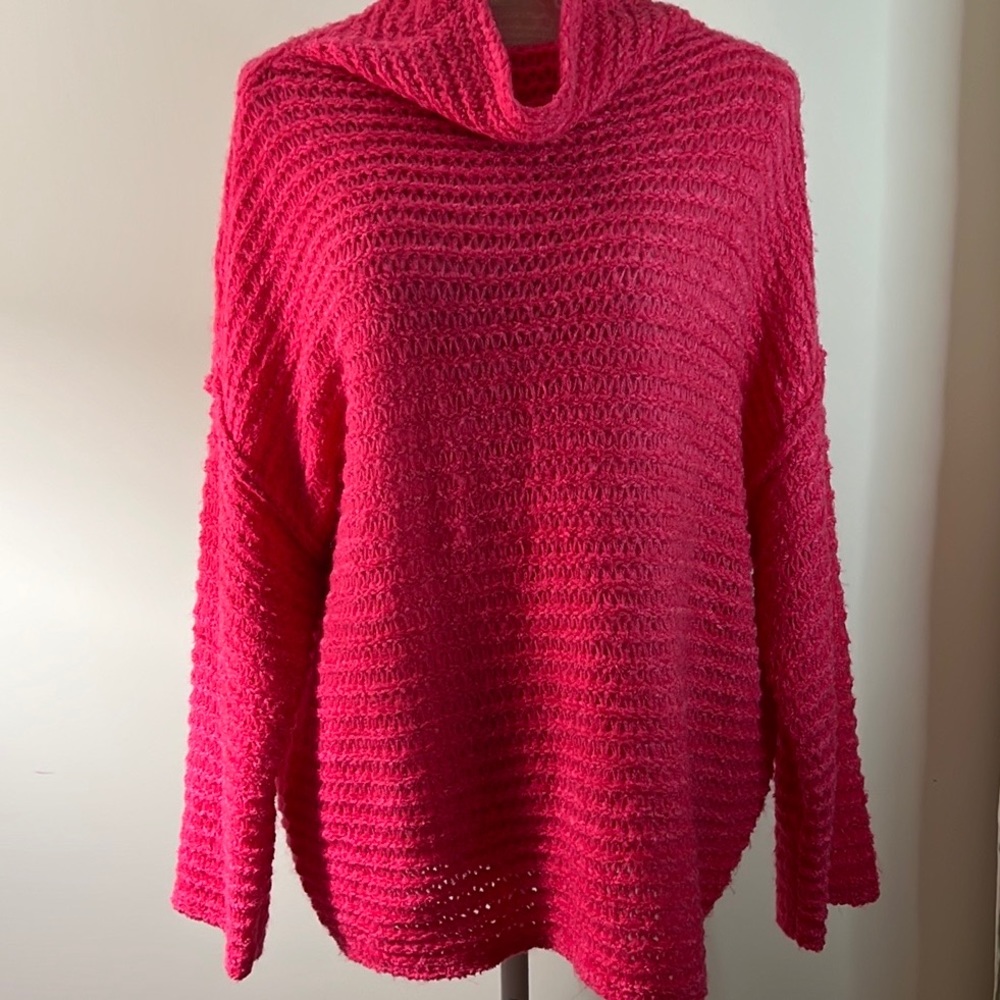 Sweater aerie size M fuchsia color crochet oversized